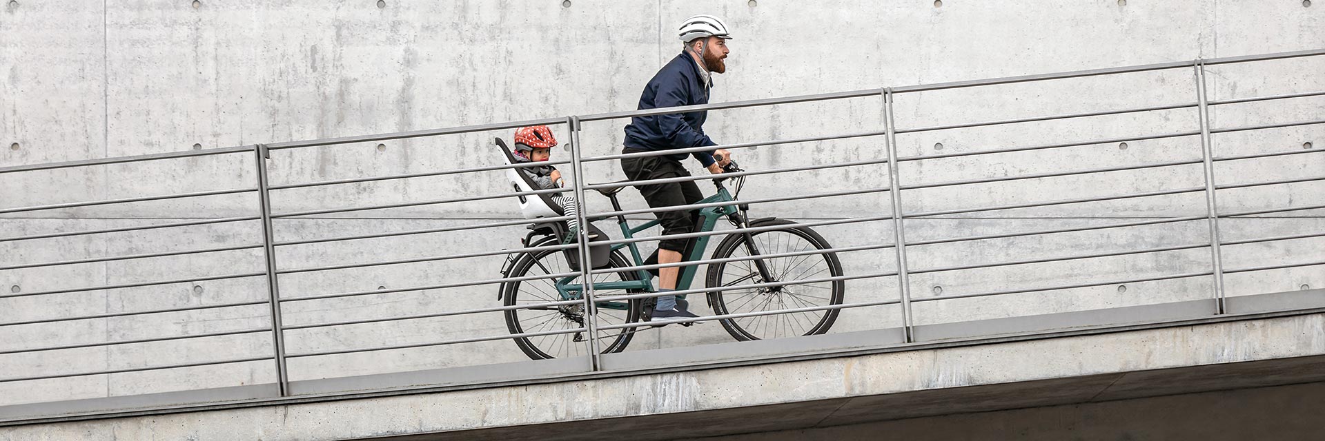 E-Bike in Stadt - Vater und Kind - Bild: Brose